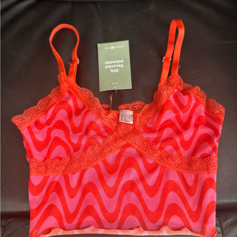 H&M crop top with red pink . Size :S. Brand new with tags.